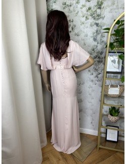 Suknia o kroju klasycznym z luźnymi szyfonowymi rękawami
