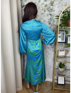 Satynowa sukienka midi z bufiastymi rękawami