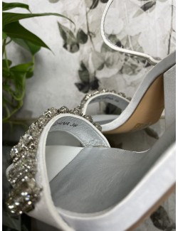 Satynowe sandały na słupku zdobione kryształami