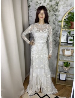 Koronkowa zdobiona suknia ślubna z długim rękawem i trenem