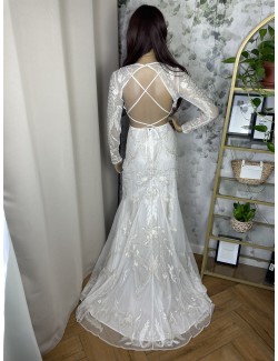 Koronkowa zdobiona suknia ślubna z długim rękawem i trenem