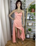 Satynowa rozkloszowana sukienka maxi w kolorze łososiowym z odkrytymi plecami